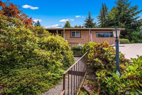 7123 Sunnycrest Rd, Seattle, WA 98178-2653