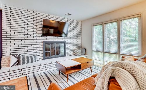 1135 Shannon Pl, Herndon, VA 20170-3508