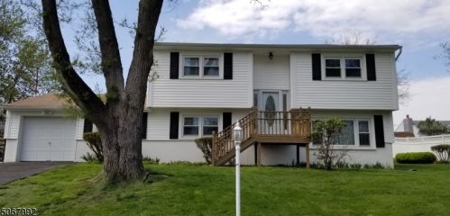 7 Teri Ln, Hopatcong, NJ 07843-1432