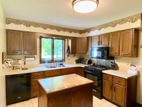 12 Crestview Bay, Faribault MN  55021-6756 exterior