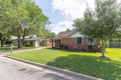 837 Franklin St, Halsted, TX 78945-1619