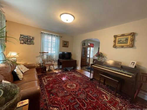 6 Johnson St, Middletown, CT 06457-2225