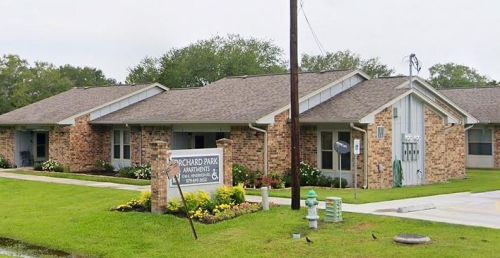1749 Henderson Rd, Angleton TX  77515-2921 exterior