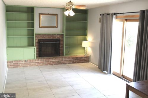 5076 Queens Wood Dr, Springfield VA  22015-1530 exterior