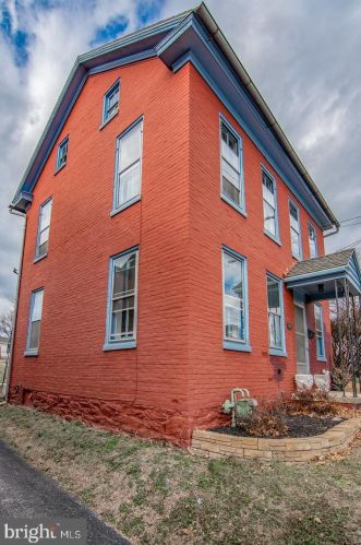 748 Broadway, Hanover, PA 17331-2013