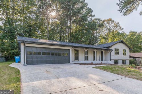 517 Rollingwood Dr, Stone Mountain, GA 30087-2738