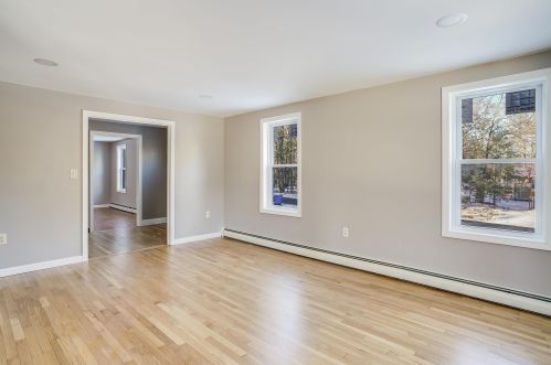 1 Cherokee Ct, Londonderry NH  03053-2635 exterior