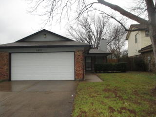 1621 Lincolnshire Way, Fort Worth TX  76134-5517 exterior