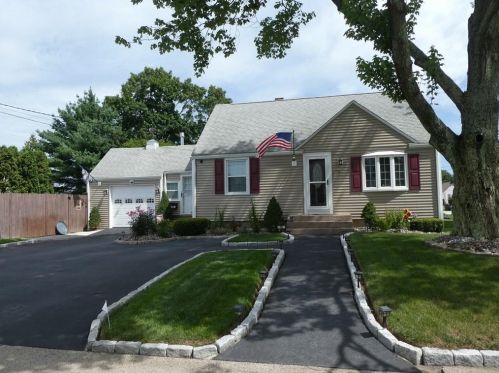 73 Baywood St, Warwick, RI 02886-2349
