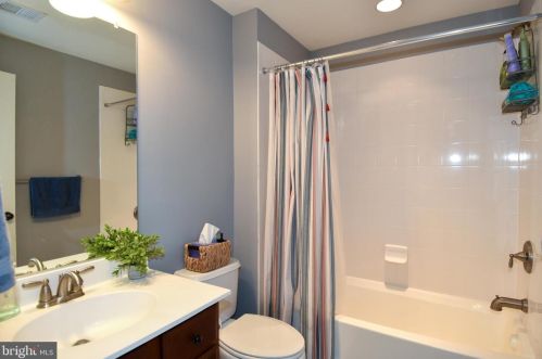 16534 Louisville Pl, Woodbridge VA  22191-4452 exterior