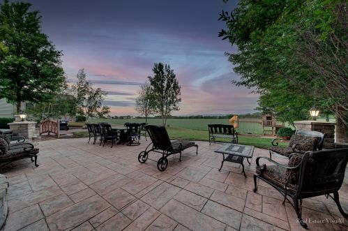 1910 Parkside Dr, Sycamore IL  60178-3315 exterior