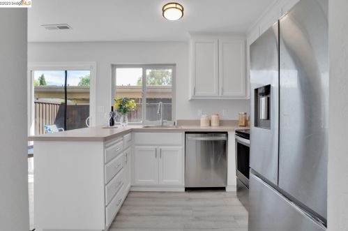 27492 Ponderosa Ct, Hayward CA  94545-4129 exterior
