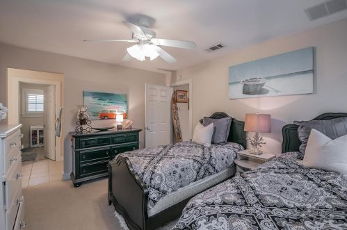 1704 Virginia Pl, Fort Worth TX  76107-2434 exterior