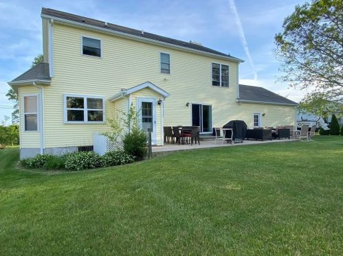 12 Wampanoag Ave, Westerly, RI 02891-2033