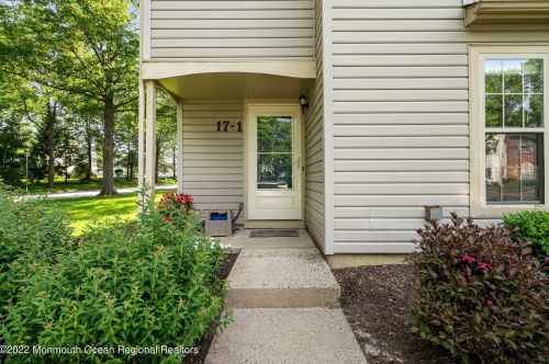 17 Stuart Dr, East Freehold, NJ 07728-5127