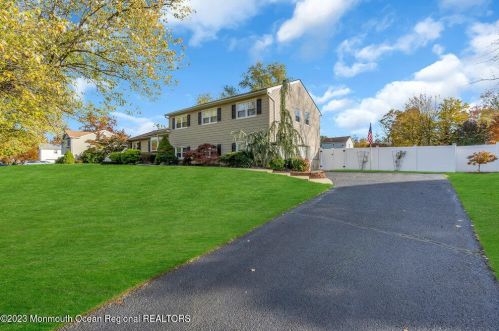 16 Barbara Ter, Middletown, NJ 07748-1247