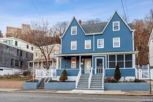 454 Undercliff Ave, Edgewater NJ  07020-1253 exterior