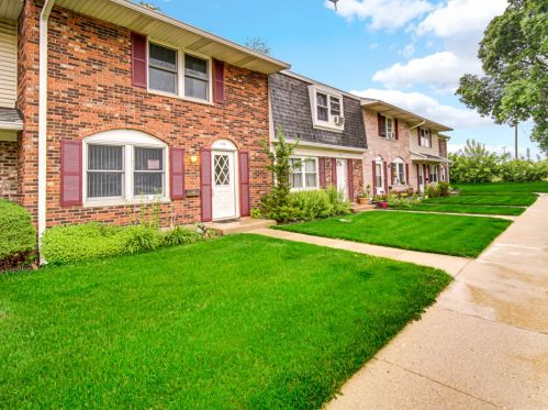 1765 Short Ave, Streamwood, IL 60107-3138