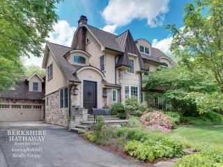 212 Grant St, Oak Brook, IL 60521-3336