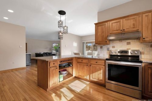 2 Wheatfield Dr, Wallingford CT  06492-5453 exterior