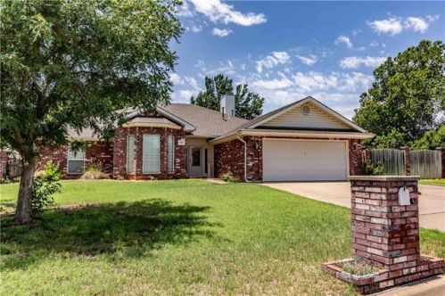 915 Claremont St, Weatherford, OK 73096-3405