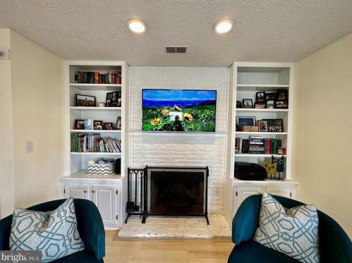 7247 Riding Hood Cir, Columbia MD 21045-5237 exterior