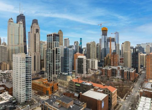 111 Maple St, Chicago IL  60610-5401 exterior