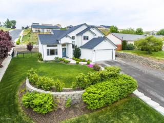 1600 Cedar Ln, Selah, WA 98942-9351