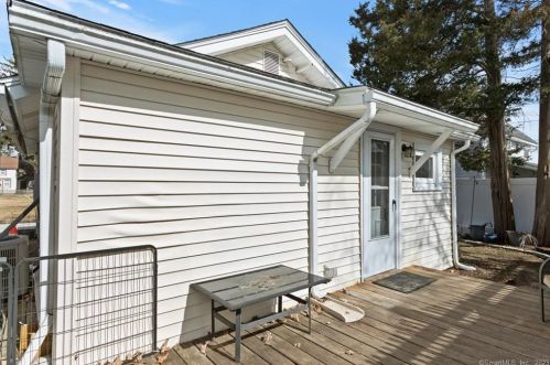 6 Center St, Niantic CT  06357-2658 exterior