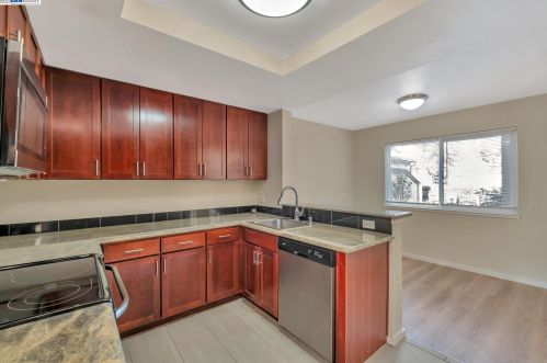 1887 Chantilly Ln, Hayward, CA 94541-6834
