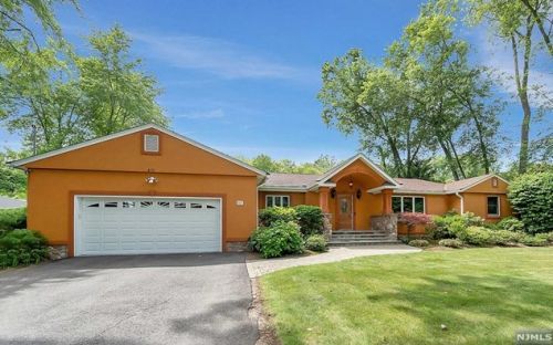 497 Tappan Rd, Rockleigh, NJ 07647-1427