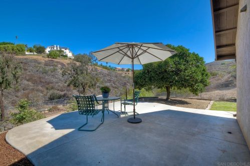 616 Estrelita Dr, Vista CA  92084-7926 exterior