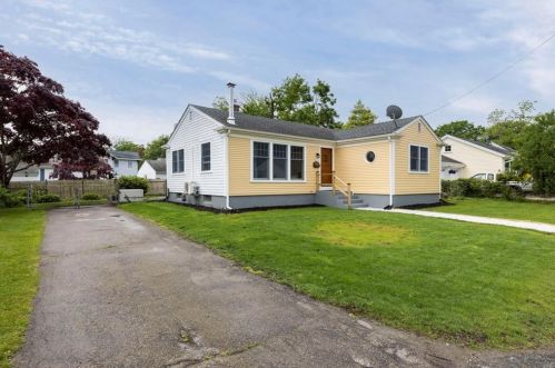 13 Sylvan Ter, Middletown, RI 02840-3513