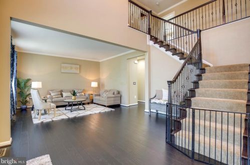 8041 Tysons Oaks Ct, Gainesville, VA 20155-3256
