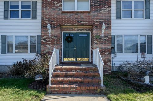 9 Stollman St, Berkeley Township, NJ 08721-1267