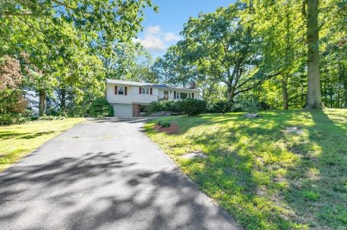 76 Stendahl Dr, Huntington, CT 06484-1635