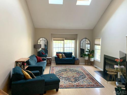 23 Brookwood Ct, Princeton NJ  08540-9405 exterior