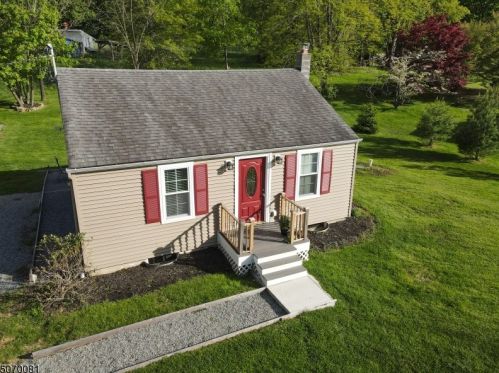 25 Railroad Ave, Califon, NJ 07830-4375