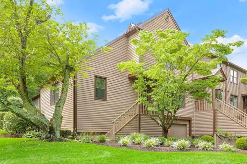 3 Overlook Dr, Upper Stepney, CT 06468-2606