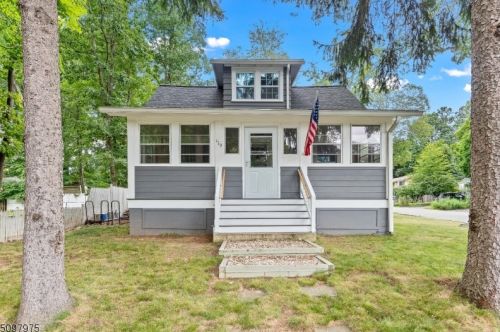 119 Bell Ave, Hopatcong, NJ 07843-1526
