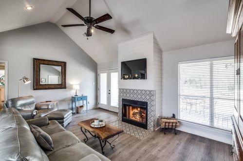 2433 Coachlight Ln, Conroe TX  77384-3348 exterior