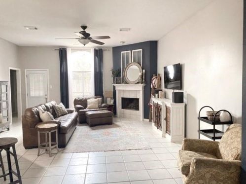 915 Portsmouth Dr, Pearland, TX 77584-3019