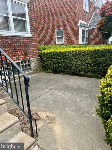 6638 4th St, Philadelphia, PA 19126-3122