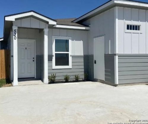 530 Baxter St, Seguin, TX 78155-1710
