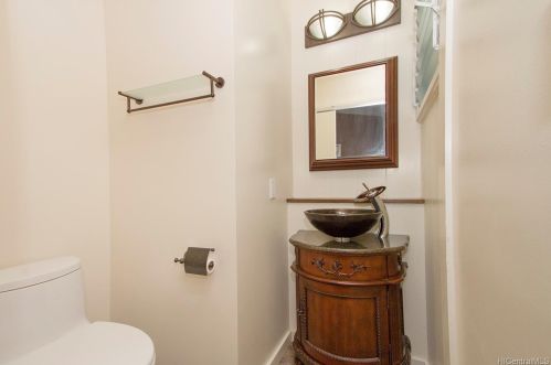 2370 Aina Lani Pl, Honolulu HI  96822-2025 exterior