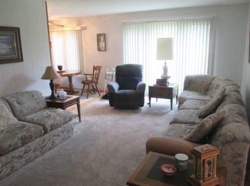 334 Shawnee Dr, Carol Stream IL  60188-1962 exterior