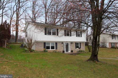 8204 Blairton Rd, Springfield, VA 22152-1805