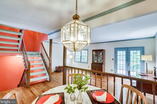 2281 Idylwood Station Ln, Falls Church, VA 22043-2943