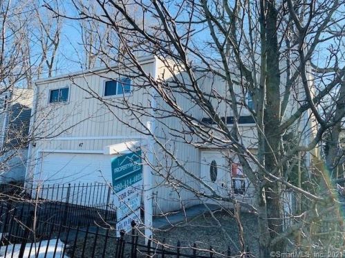 47 Braeburn Ln, Middletown, CT 06457-1622