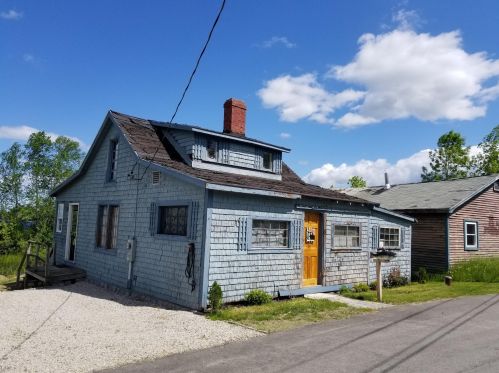 81 Orono Landing Rd, Orono, ME 04473-3019